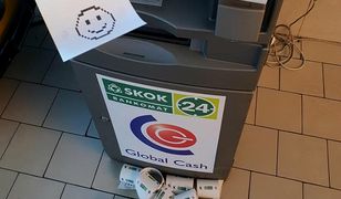 Włożył kartę do bankomatu, ale pieniędzy nie wypłacił. Dostał za to uśmiechniętą buźkę