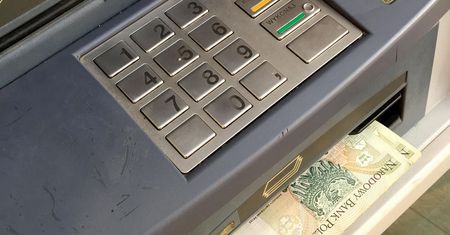 Bankomat wypłacał za wysokie nominały. Po roku bank ściga klientów