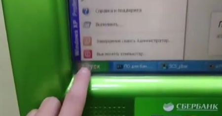 Rosjanin włamuje się do bankomatu. Robi to przerażająco szybko