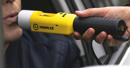 Kierowca miał ponad 5 promili alkoholu w organizmie. Policjanci musieli wezwać pogotowie