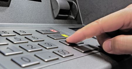 Skimming coraz większym zagrożeniem. Jak rozpoznać niebezpieczny bankomat?