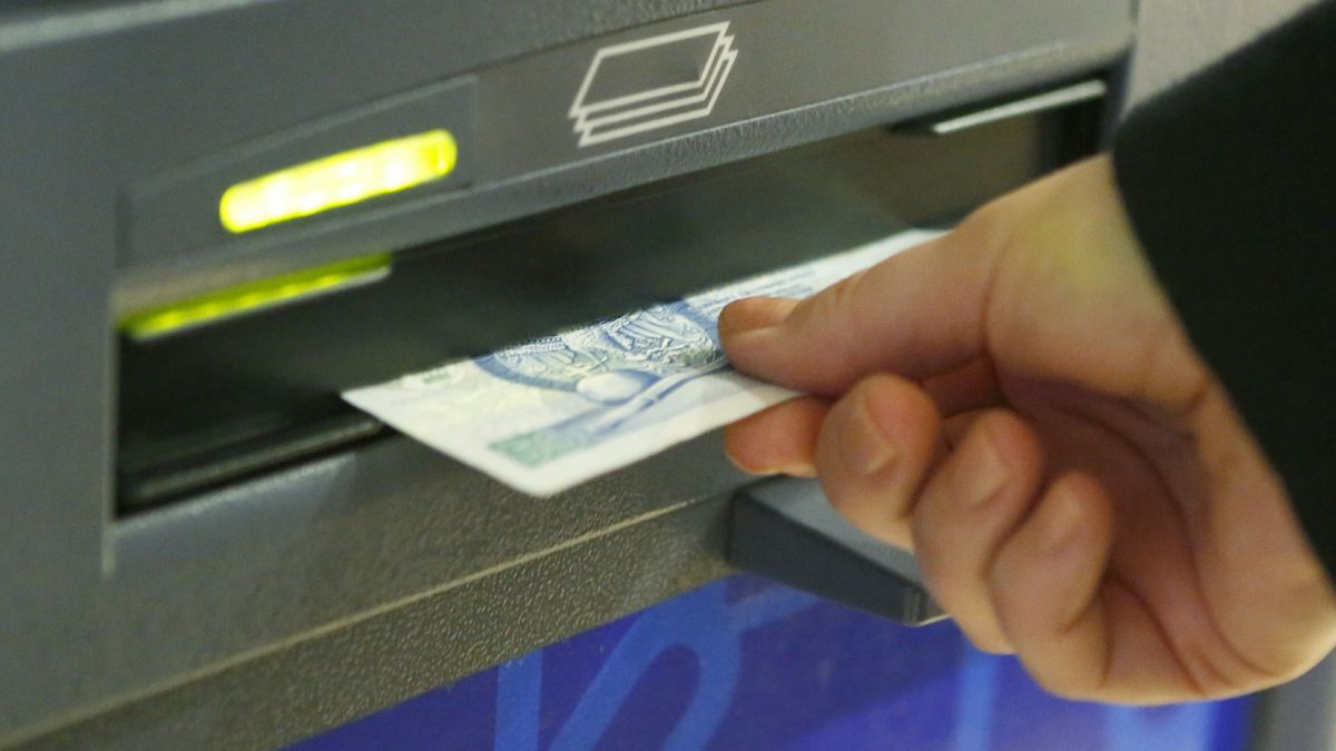 Coraz więcej pieniędzy wypłacamy z bankomatów. Coraz chętniej deponujemy środki we wpłatomatach