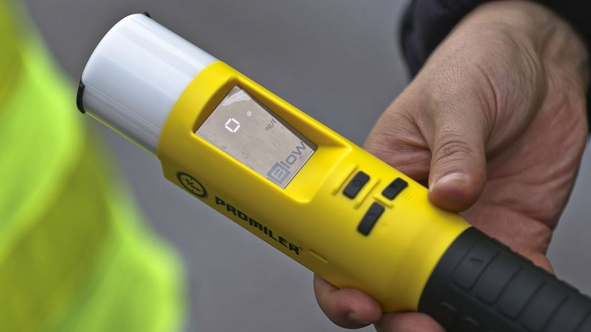 Alkomatem w pracy może zbadać tylko policja. Chyba, że pracownik sam o badanie poprosi