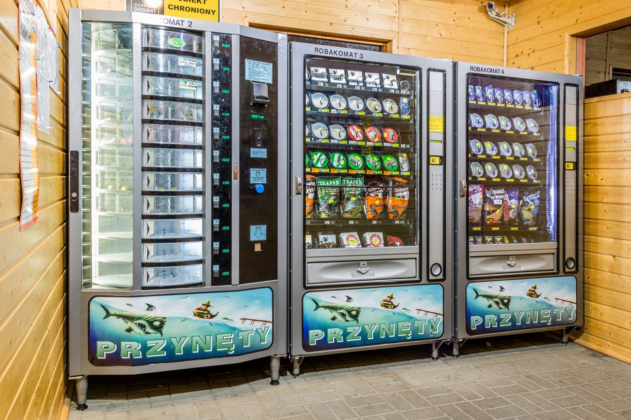 Automat dla rybaków. Zamiast przekąsek, znajdziesz w nim robaki