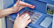 Uważaj przy bankomacie. W majówkę oszuści mogą próbować cię okraść
