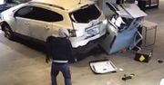 Zniszczyli auto. Bankomat zwyciężył. Film rozkłada na łopatki