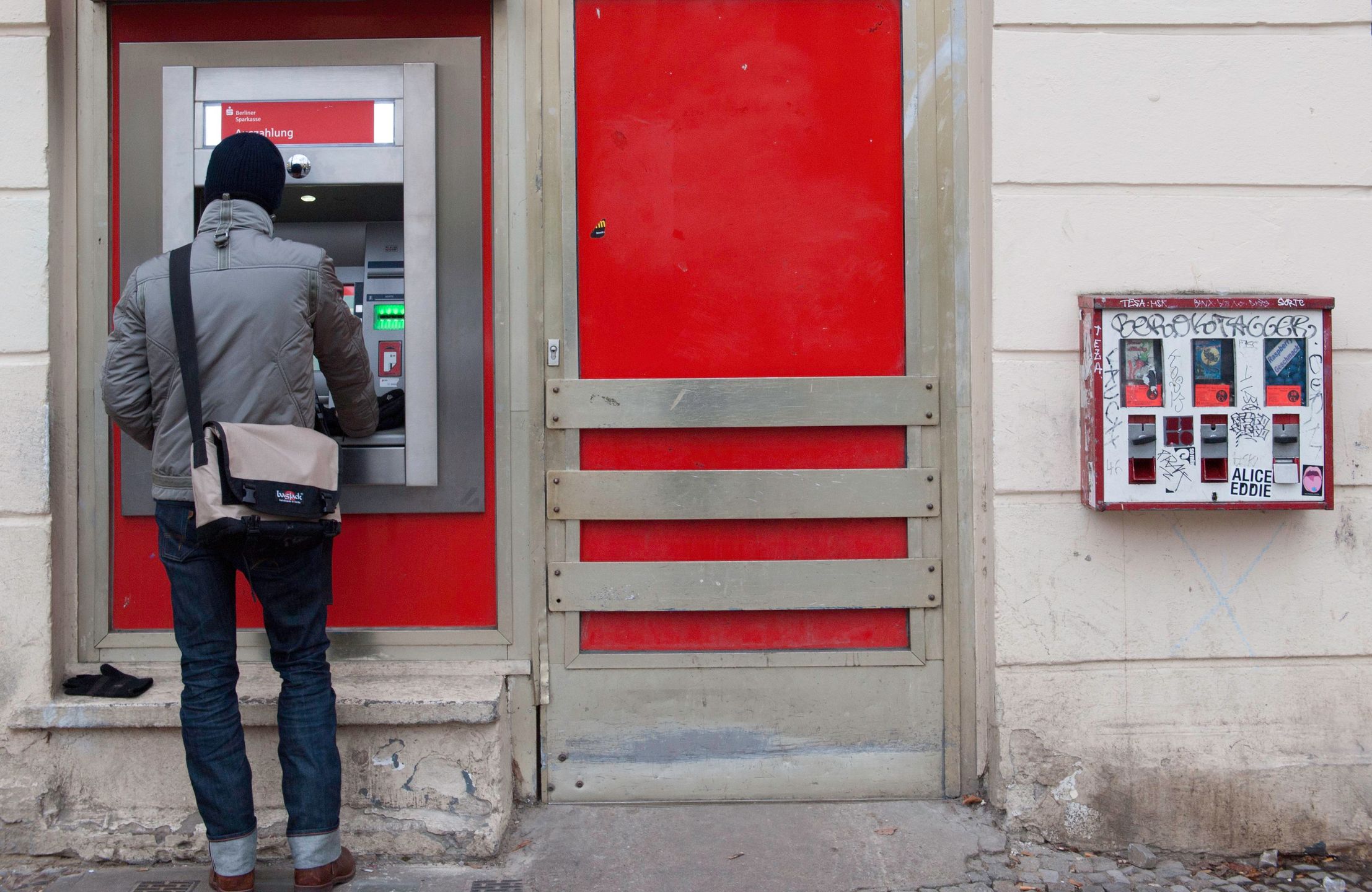 Mann and Geldautomat, Kaugummiautomat