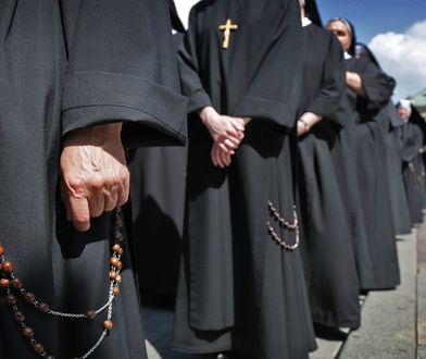 Zakonnik chciał pomóc leżącemu mężczyźnie. Został pobity