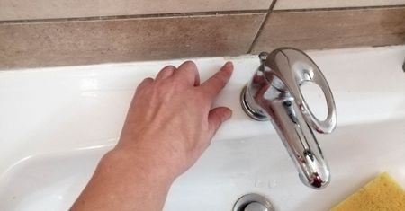 Jednym produktem usuniesz stary silikon domowym sposobem. To prostsze, niż myślisz!