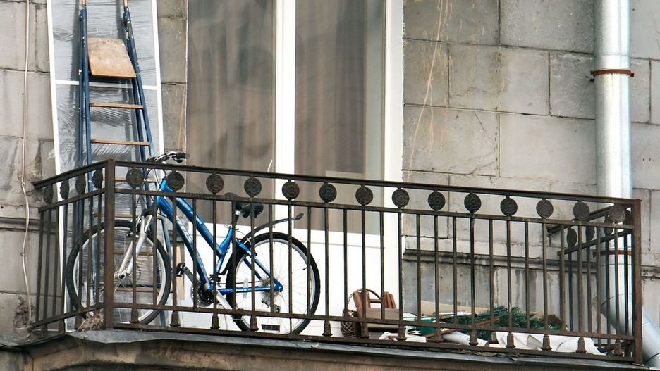 Polacy traktują swoje balkony jak rupieciarnię