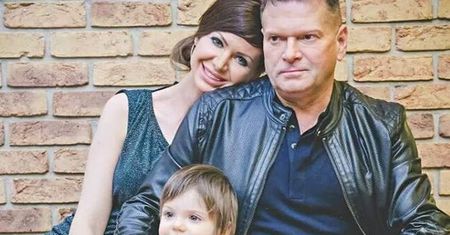 Krzysztof Rutkowski z rodziną na plaży w Międzyzdrojach. Pochwalił się wspólnym zdjęciem