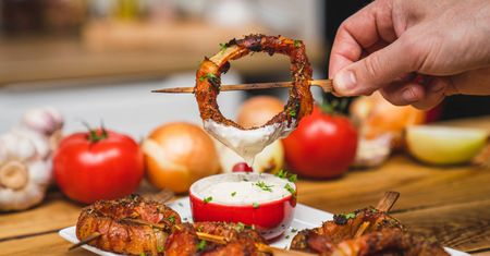 Krążki cebulowe z boczkiem i sosem barbecue - prosta przekąska z piekarnika