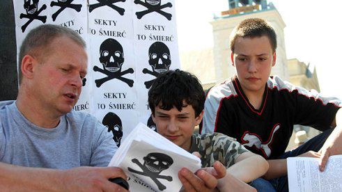 Komitet rozdaje ulotki ostrzegające przed sektami