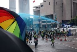 Hongkong. 13. weekend protestów. Policja bombarduje uczestników "niebieską wodą"