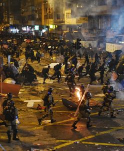 Hongkong. Trwają starcia z policją. Ratownicy zabierają rannych