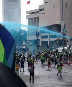 Hongkong. 13. weekend protestów. Policja bombarduje uczestników "niebieską wodą"