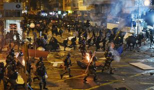 Hongkong. Trwają starcia z policją. Ratownicy zabierają rannych