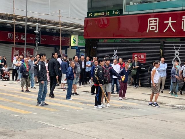 Na ulicach Hongkongu można spotkać ludzi uzbrojonych w pałki i siekiery 