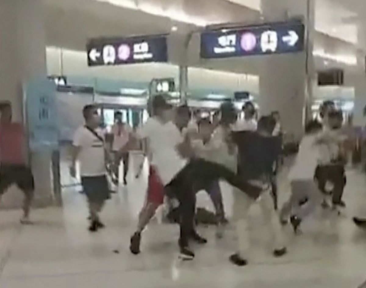 Atak na pasażerów metra w Hongkongu. Wpadli na peron i bili