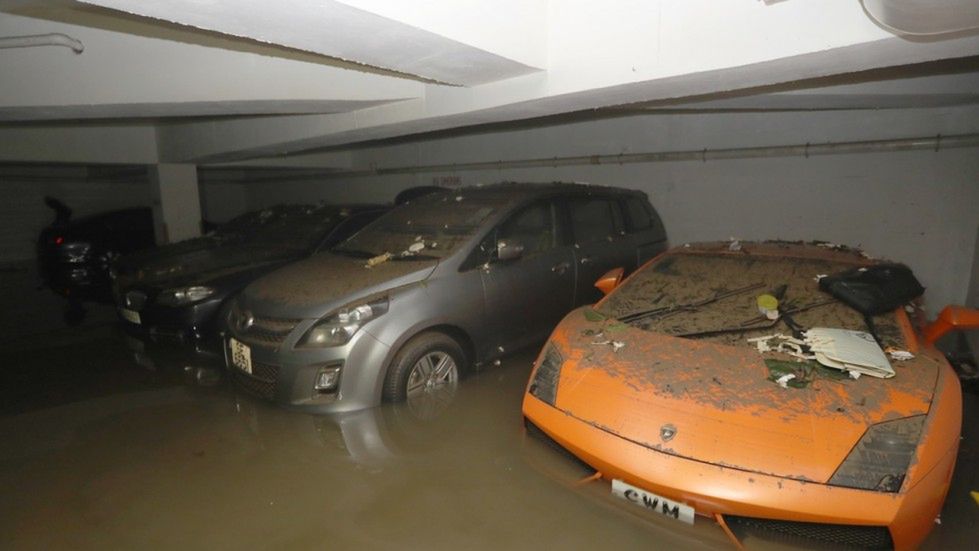 Nie warto zostawiać auta w podziemnym parkingu, gdy nadciąga tajfun. Przekonał się o tym właściciel lamborghini