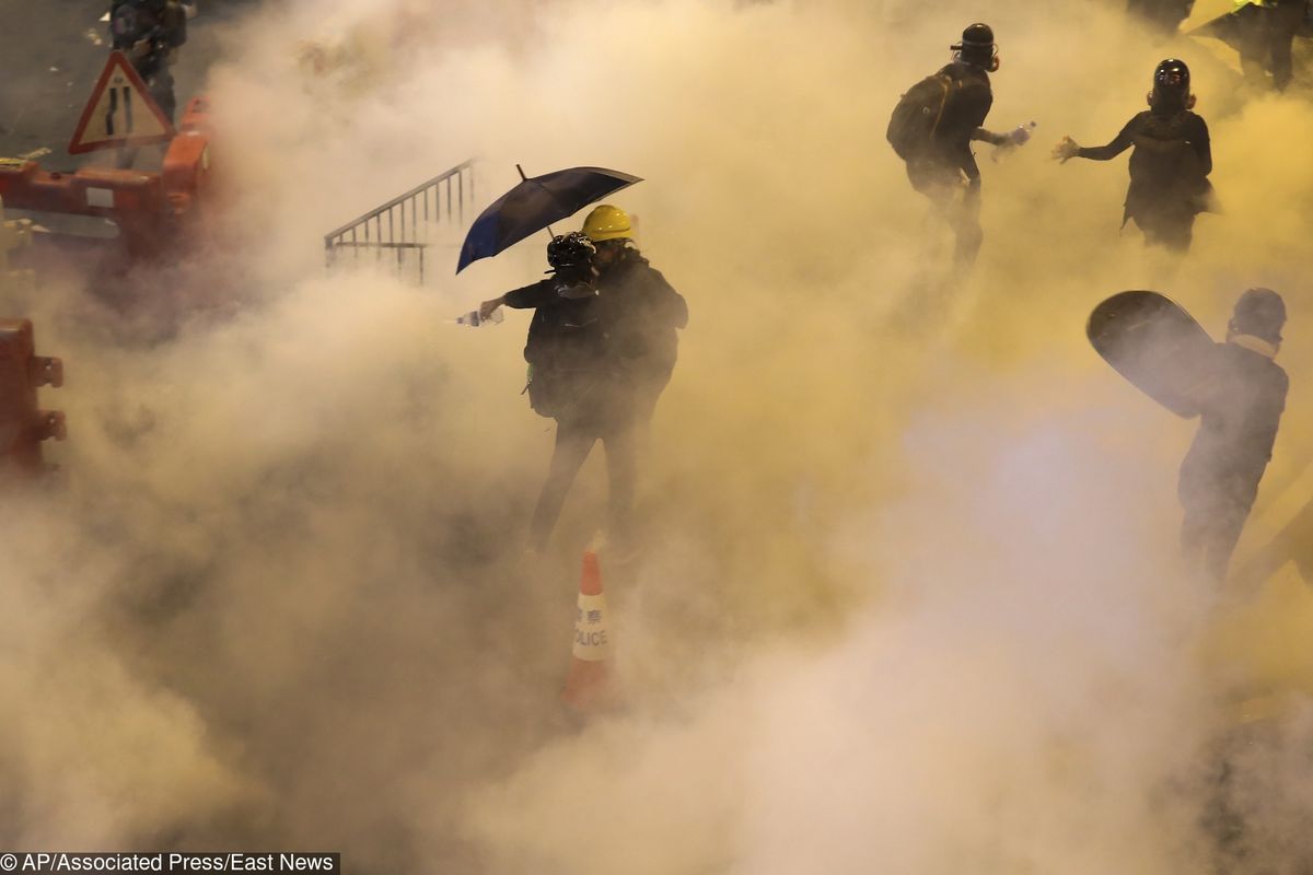 Hongkong. Brutalne starcia z policją, w stronę tłumu poleciał gaz łzawiący