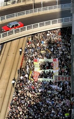 Dziesiątki tysięcy ludzi manifestowało nawołując do demokracji