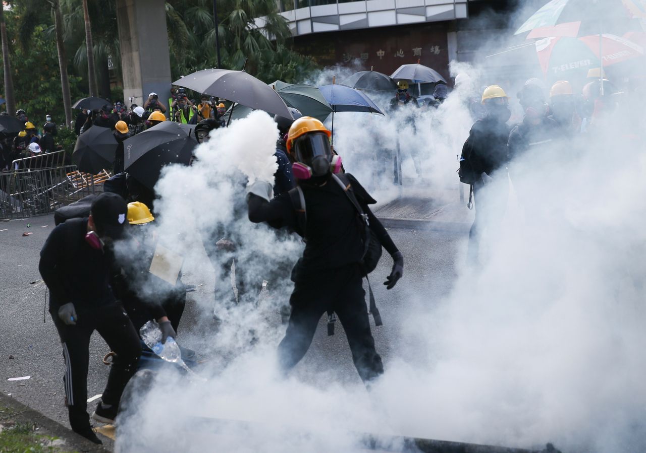 Hongkong. Brutalne starcia w mieście, policja strzela do tłumu