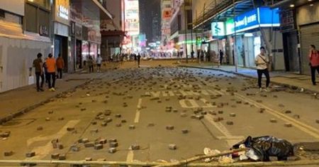 Hongkong. Oblężenie i regularne bitwy. Polak: "Widzimy apogeum przemocy"