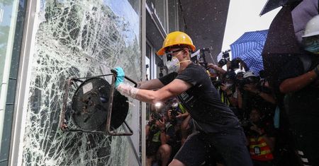 Zamieszki w Hongkongu. Demonstranci szturmują parlament