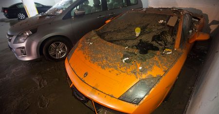 Zniszczone auta, zalane ulice. Tajfun pustoszy miasta