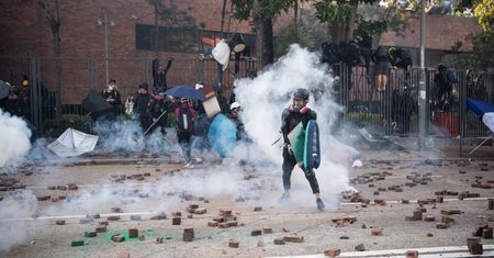 Hongkong. Barykady przełamane. Policja szturmuje uniwersytet