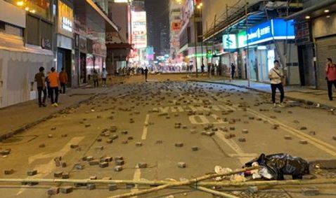 W bitwach policji i demonstrantów w Hongkongu w ruch poszły cegły, gaz, a nawet żywa amunicja