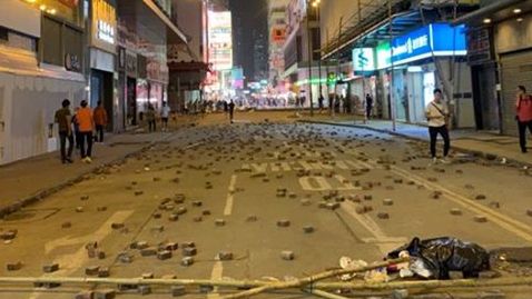 W bitwach policji i demonstrantów w Hongkongu w ruch poszły cegły, gaz, a nawet żywa amunicja