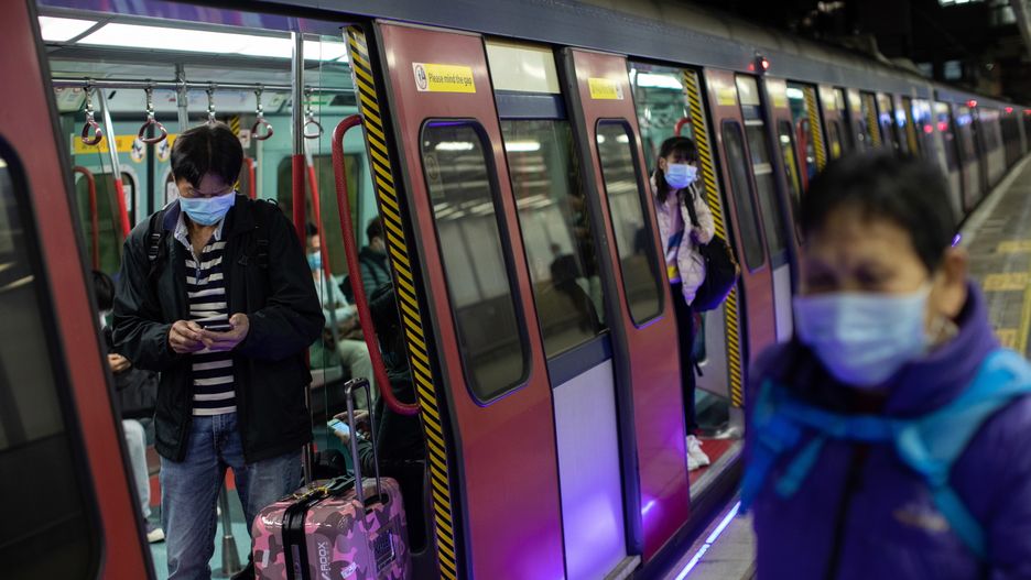 Koronawirus z Chin. Mieszkańcy Hongkongu podróżujący komunikacją miejską 