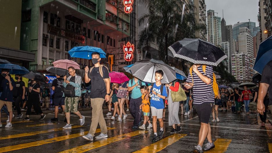 Silna ulewa nie odstraszyła mieszkańców Hongkongu, żeby solidarnie wyjść w niedzielę na ulicę miasta.