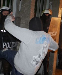 Konin. Protesty przed komendą policji po śmierci postrzelonego 21-latka. "Wyciągnijcie broń i nas zastrzelcie"