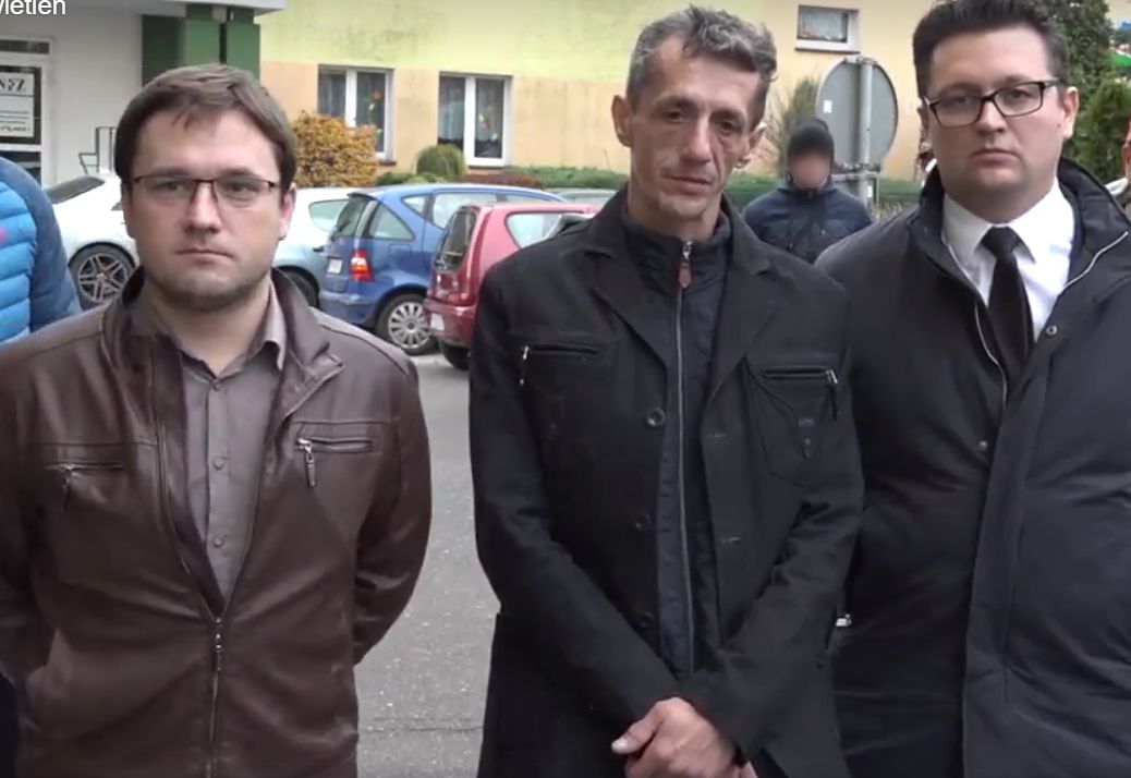 Konin. Artur C., ojciec zastrzelonego Adama (w środku)