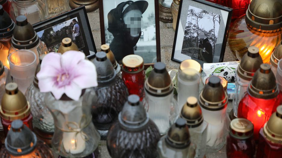 Mieszkańcy Konina ustawiają znicze 