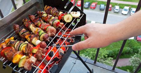 Co zrobić, żeby nie dostać mandatu za grillowanie na balkonie?