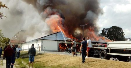 Płonie supermarket w Radomsku. Trwa akcja