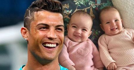 Słodkie bliźnięta Cristiano Ronaldo właśnie skończyły roczek! Z tej okazji cała rodzina szalała w basenie! Urocze zdjęcia wyciekły do sieci