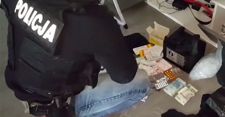 Policja u króla dopalaczy: Skuli ściany i zerwali podłogi, w skrytkach odnaleźli milion zł w gotówce i broń palną