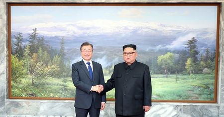 Niespodziewane spotkanie przywódcy Korei Płn z prezydentem Korei Płd. W tle Donald Trump