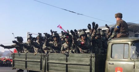 Igrzyska tuż tuż, więc Kim sięga po zabawki. Wielka parada wojskowa Pjongjang