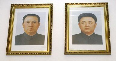 Portrety Kim Dzong Ila zostaną na ścianach?