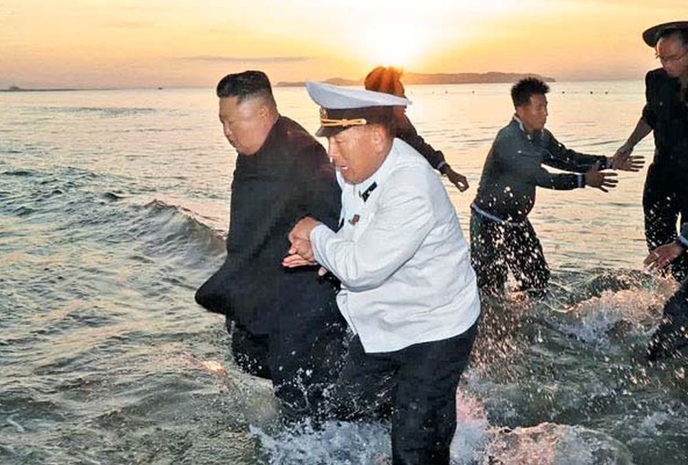 Korea Północna. Kim Dzong Un upolowany przez kamerę. Takich zdjęć nigdy