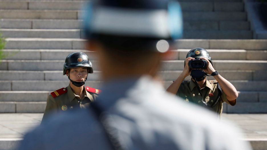 Wartownicy z Korei Północnej i Południowej na granicy w Panmunjom 