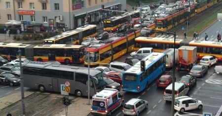 Paraliż na skrzyżowaniu w Warszawie. "Drogowy Tetris"