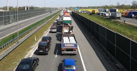 Autostrada A2 zablokowana. Taksówkarze protestują przeciw nowym przepisom