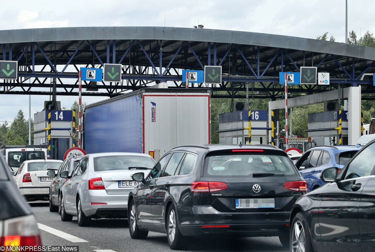 Rośnie korek na A4. Kierowcy stoją w kolejce do bramek